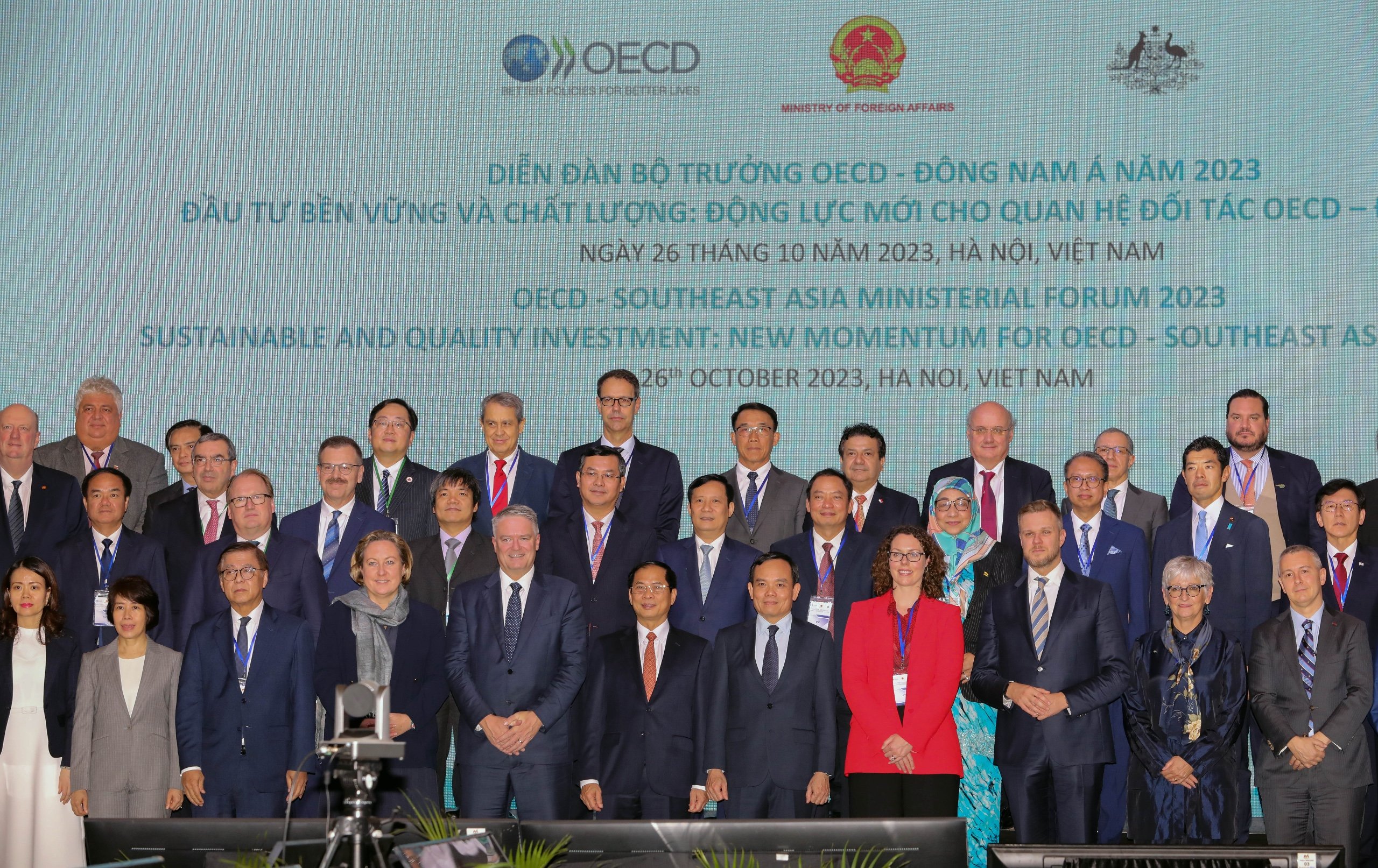 Phó Thủ tướng Trần Lưu Quang, Bộ trưởng Bộ Ngoại giao Bùi Thanh Sơn cùng đại diện OECD và lãnh đạo các nước chụp ảnh kỷ niệm. Ảnh: Việt Dũng.