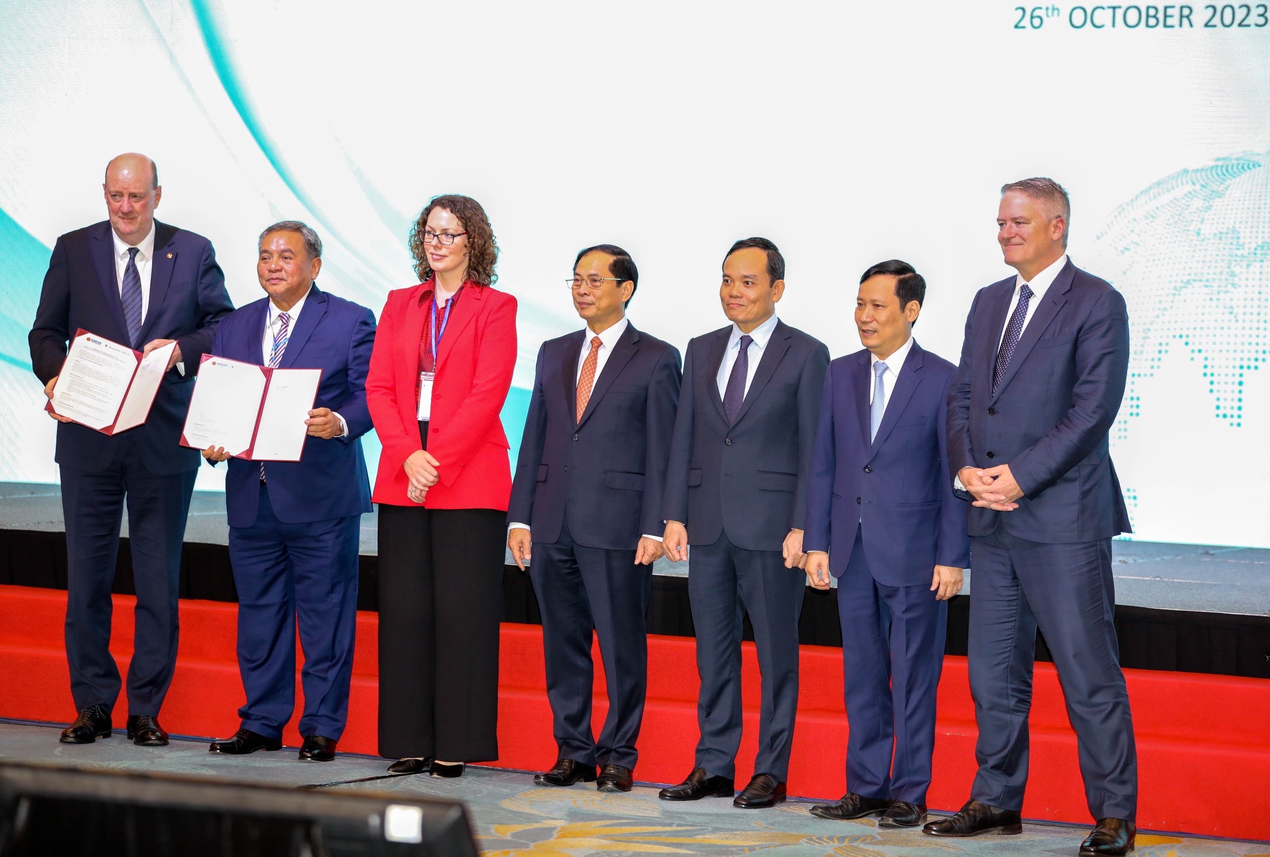 Hội đồng tư vấn doanh nghiệp ASEAN (ASEAN BAC) và Hiệp hội doanh nghiệp OECD (BIAC) ký Biên bản ghi nhớ hợp tác nhằm tạo khuôn khổ cho tăng cường kết nối, nâng cao hiệu quả hoạt động của Mạng lưới doanh nghiệp OECD - Đông Nam Á. Ảnh: Việt Dũng.