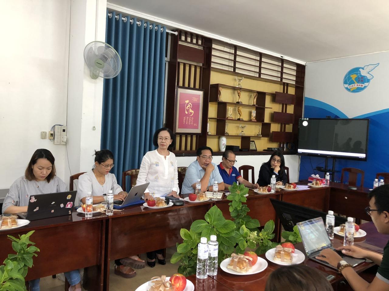 Bà Nguyễn Thị Khánh, Chủ tịch Hiệp hội Du lịch TP.HCM, thông tin về lễ hội ẩm thực bán cá viên chiên - Ảnh: PA.