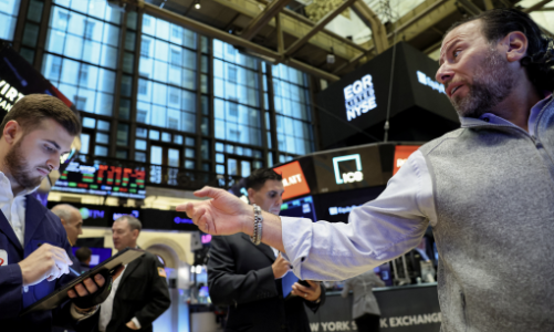 Dow Jones “bốc hơi” gần 370 điểm, giá dầu tăng 3%