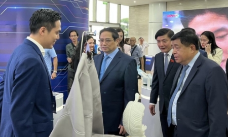 Thủ tướng Phạm Minh Chính thăm quan khu trưng bày của Phygital Labs tại sự kiện khánh thành NIC cơ sở Hòa Lạc và Triển lãm Quốc tế Đổi mới sáng tạo Việt Nam 2023 sáng 28/10.