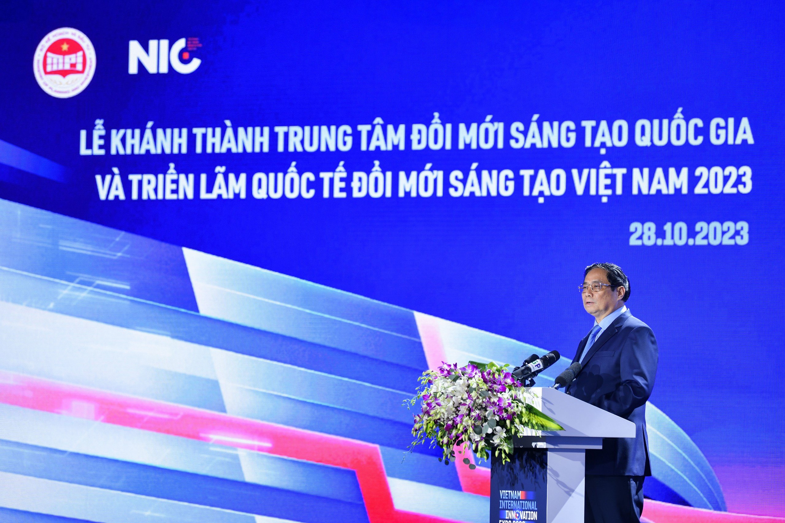 Thủ tướng Phạm Minh Chính đánh giá cao nỗ lực của Bộ Kế hoạch và Đầu tư trong việc hình thành NIC và kết nối đầy đủ các chủ thể của hệ sinh thái đổi mới sáng tạo. Ảnh: Thế Đại.
