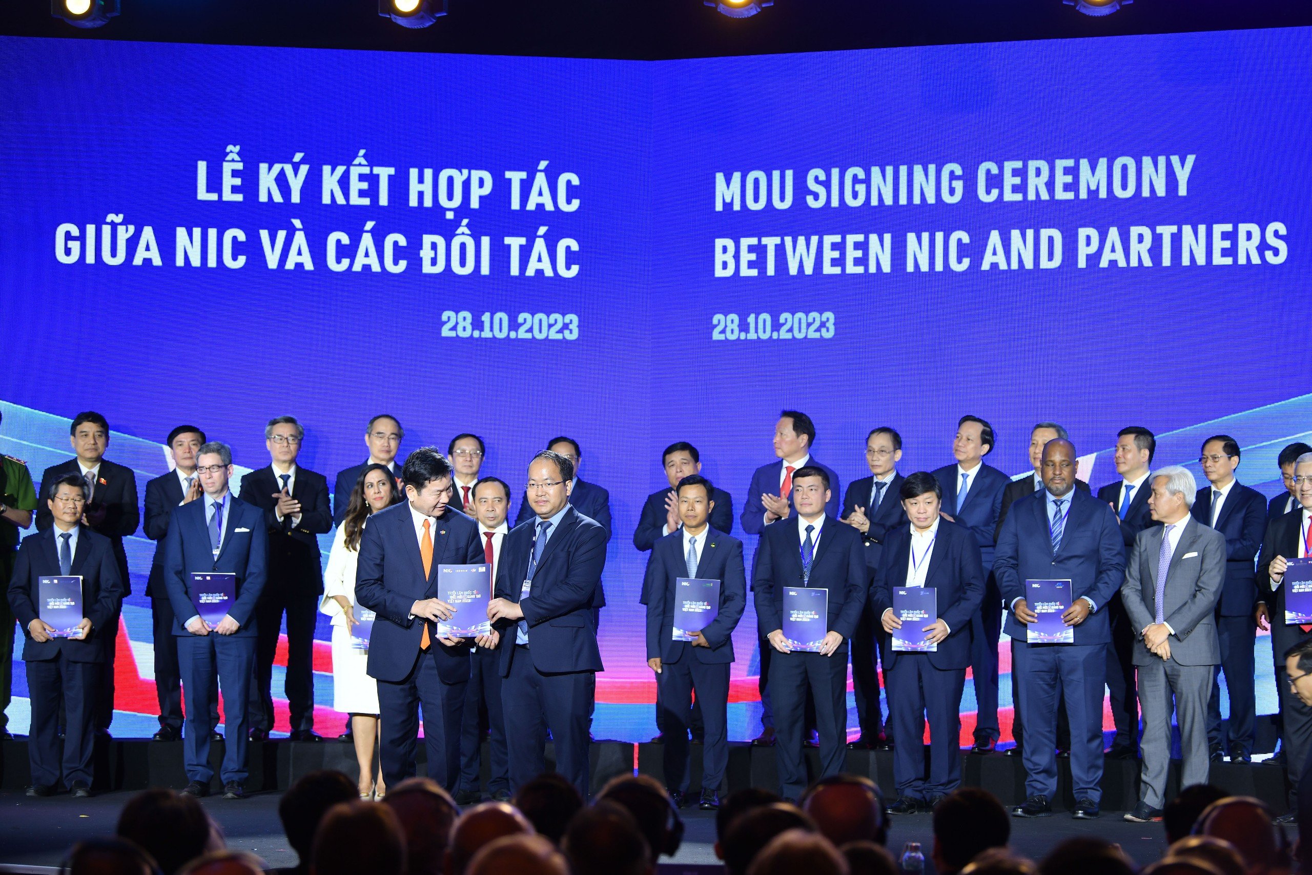 Lễ ký kết hợp tác giữa NIC và các đối tác. Ảnh: Thế Đại.