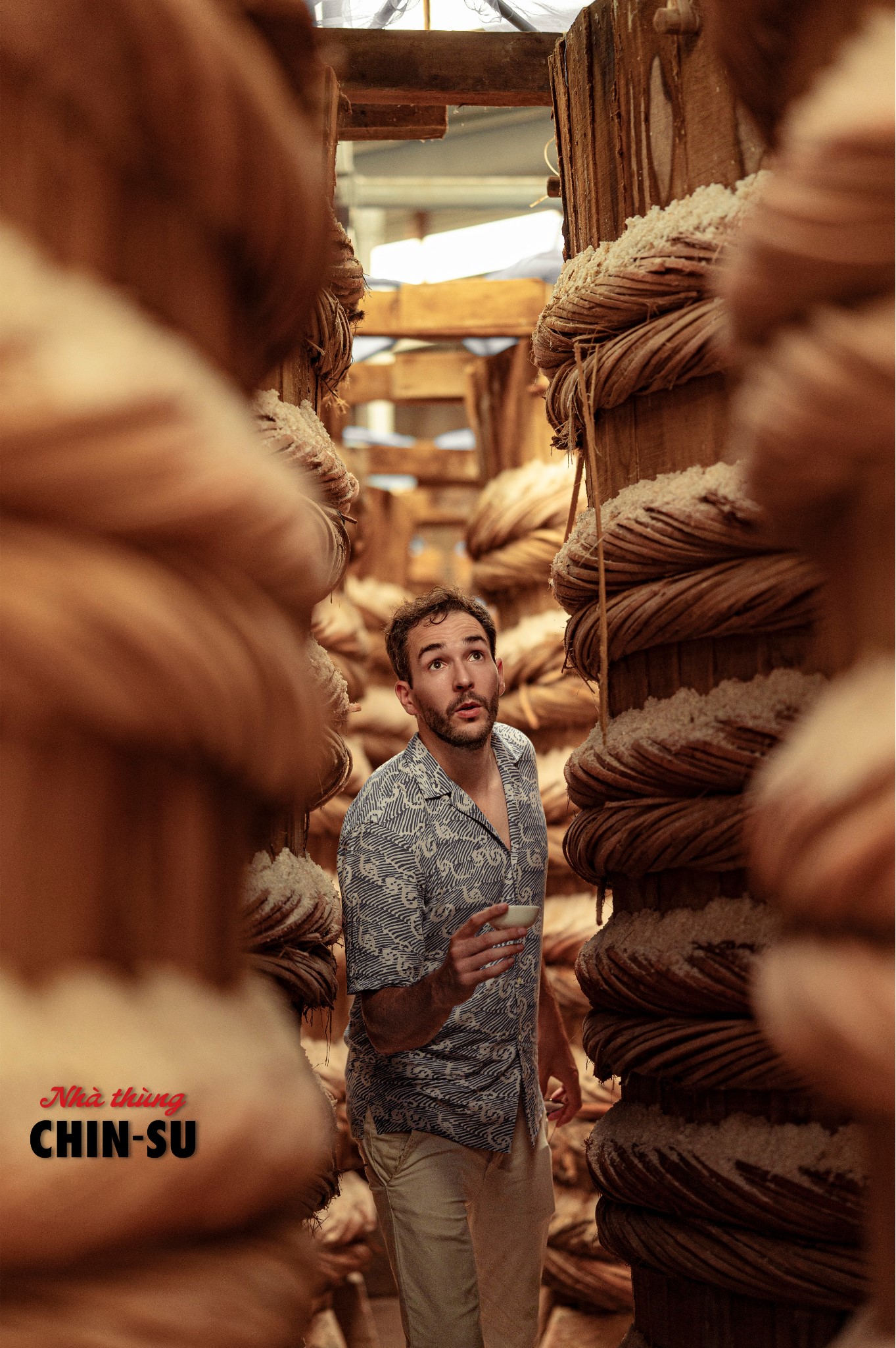 Will in Vietnam - ch&agrave;ng trai cao 1.9m bỗng nhi&ecirc;n &ldquo;lọt thỏm&rdquo; trong khung cảnh nh&agrave; th&ugrave;ng nước mắm Chin-su Ph&uacute; Quốc. Mỗi th&ugrave;ng ủ chượp chứa 13-15 tấn c&aacute;.