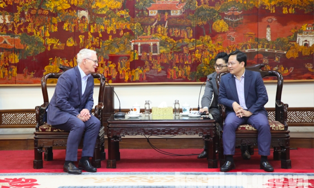 Bí thư Tỉnh ủy Bắc Ninh Nguyễn Anh Tuấn trao đổi với Chủ tịch Hiệp hội Công nghiệp bán dẫn Hoa Kỳ (SIA) John Neuffer chiều ngày 27/10.