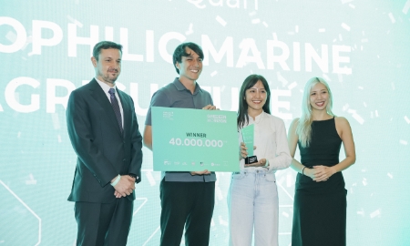 Ban tổ chức trao giải nhất cuộc thi Green Horizon Pitch cho dự án Halophilic Marine Agriculture, chiều 28/10.