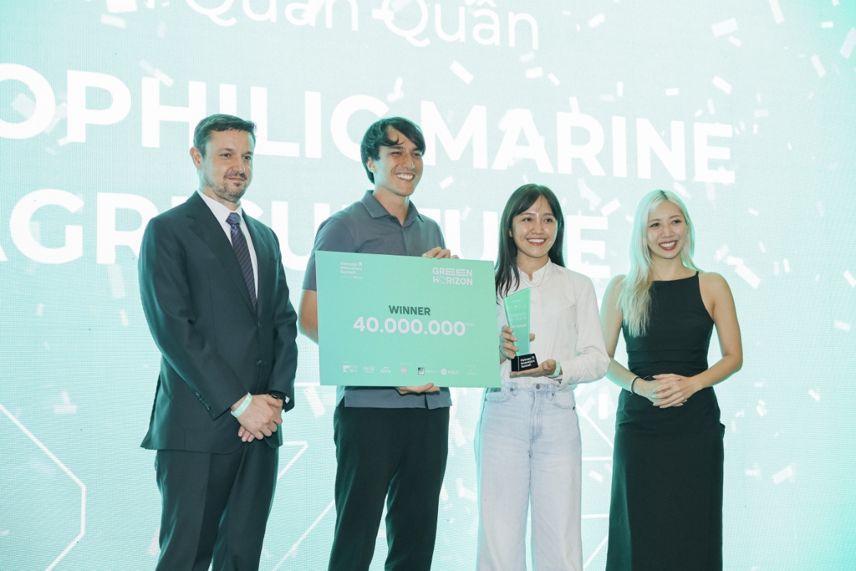 Ban tổ chức trao giải nhất cuộc thi Green Horizon Pitch cho dự án Halophilic Marine Agriculture, chiều 28/10.