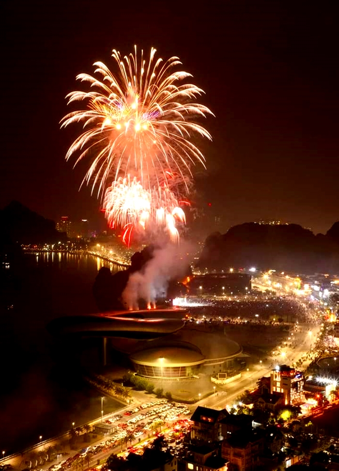 M&agrave;n ph&aacute;o hoa tầm cao rực rỡ sắc m&agrave;u