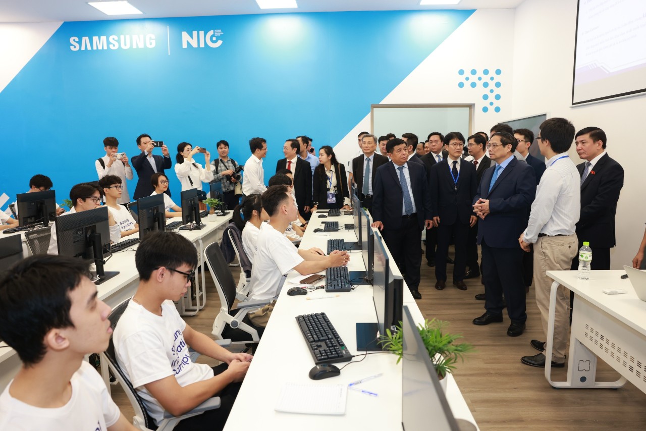 Thủ tướng Phạm Minh Chính và các đại biểu tham quan lớp học.