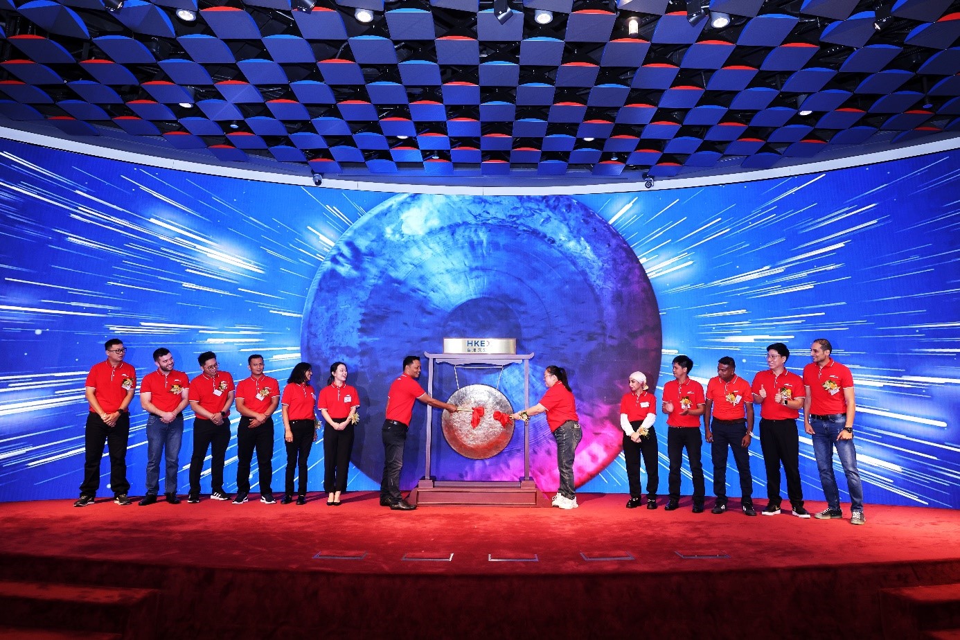 Nh&acirc;n vi&ecirc;n tuyến đầu đến từ 13 quốc gia của J&T Express c&ugrave;ng chứng kiến khoảnh khắc quan trọng tại Lễ ni&ecirc;m yết tại HKEX).