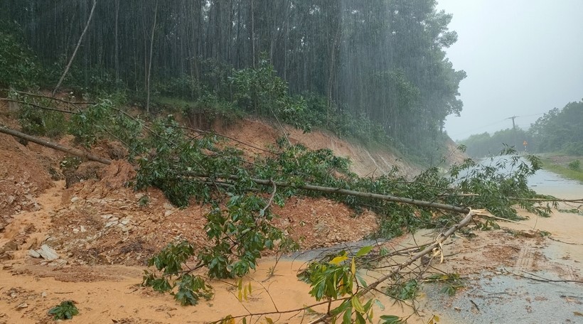 Tại Hương Kh&ecirc;, m&aacute;i taluy dương tr&ecirc;n Tỉnh lộ ĐT 553 đoạn dốc Mục B&agrave;i thuộc địa phận x&atilde; Hương L&acirc;m gi&aacute;p ranh với x&atilde; Hương Xu&acirc;n xảy ra 3 điểm sạt lở nghi&ecirc;m trọng.