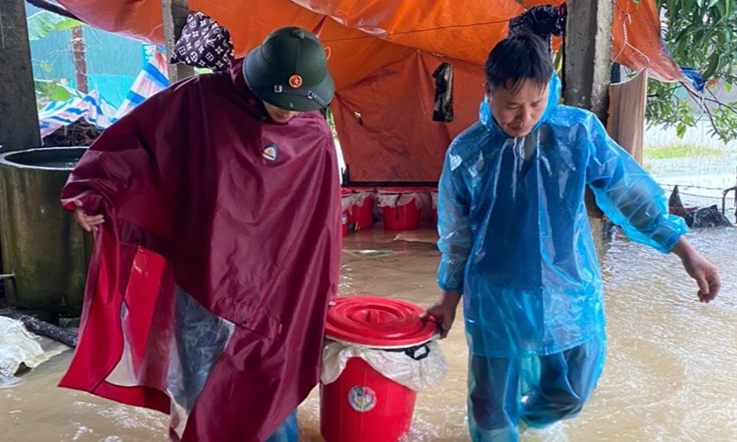 Lực lượng chức năng tỉnh H&agrave; Tĩnh di chuyển t&agrave;i sản gi&uacute;p người d&acirc;n