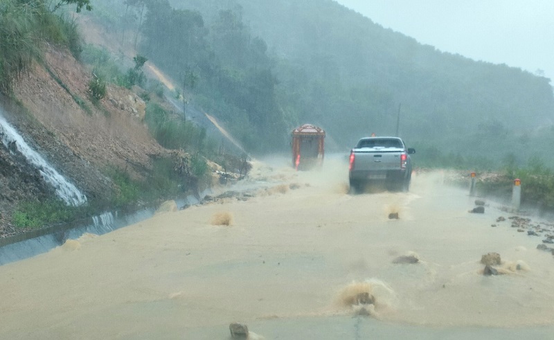 Mưa xối xả, đất đ&aacute; sạt lở khắp c&aacute;c tuyến giao th&ocirc;ng huyết mạch ở c&aacute;c huyện miền n&uacute;i Hương Kh&ecirc;, Vũ Quang, Hương Sơn