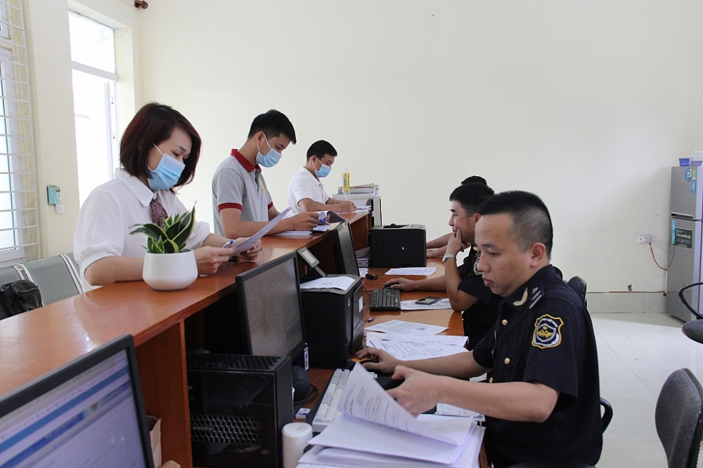 Công chức Hải quan Vũng Áng tiếp nhận và giải quyết thủ tục cho doanh nghiệp. Ảnh: H.Nụ