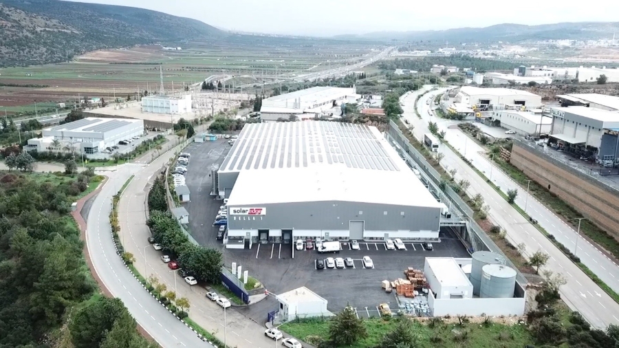 Điện mặt trời &aacute;p m&aacute;i tr&ecirc;n c&aacute;c nh&agrave; m&aacute;y đang được nhiều doanh nghiệp lựa chọn sử dụng.