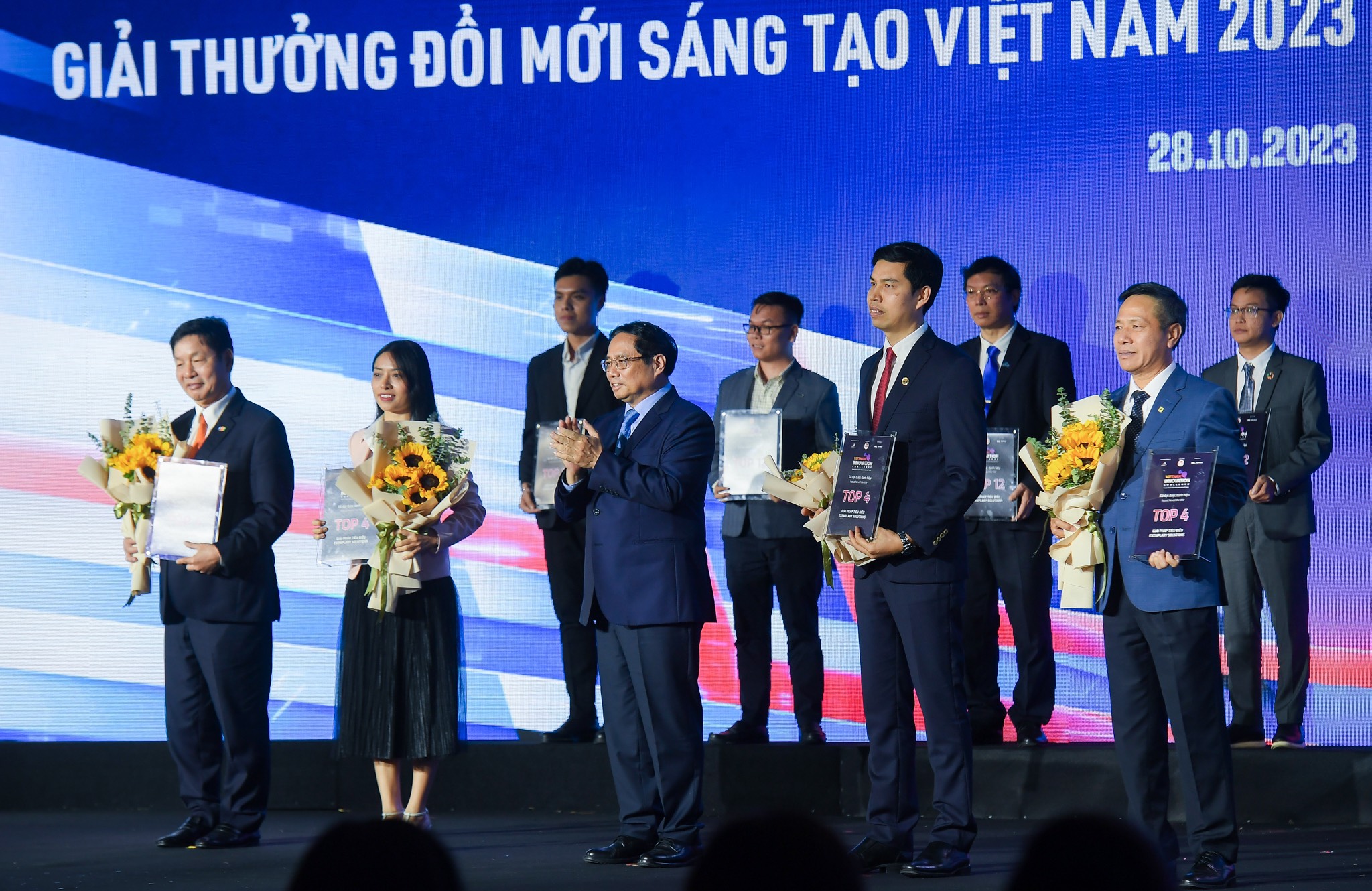 Thủ tướng trao giải cho 4 giải pháp đổi mới sáng tạo xuất sắc nhất Thách thức Đổi mới sáng tạo 2023.