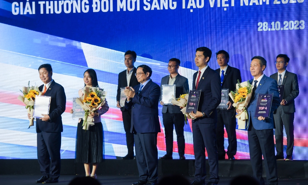 Thủ tướng trao giải cho 4 giải pháp đổi mới sáng tạo xuất sắc nhất Thách thức Đổi mới sáng tạo 2023.