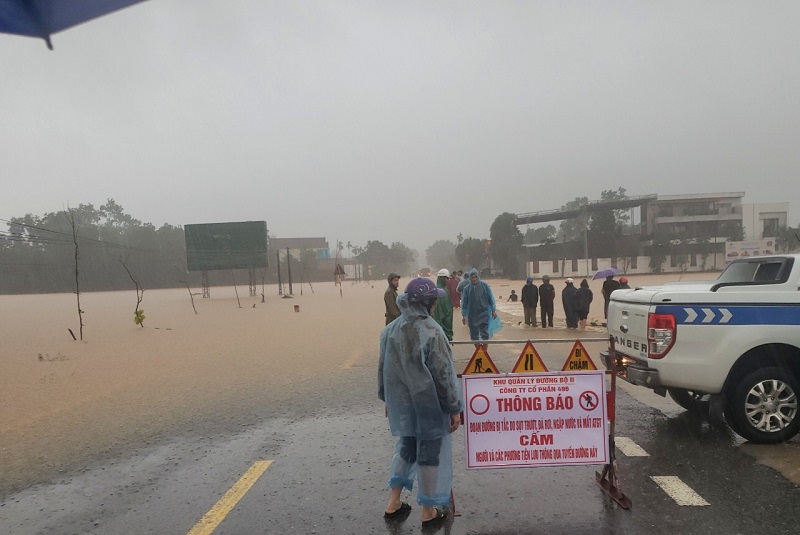 Đường mòn Hồ Chí Minh đoạn qua huyện Hương Khê bị nước ngập sâu, các lực lượng chức năng tập trung lắp đặt cảnh báo nguy hiểm, cấm người và phương tiện qua lại