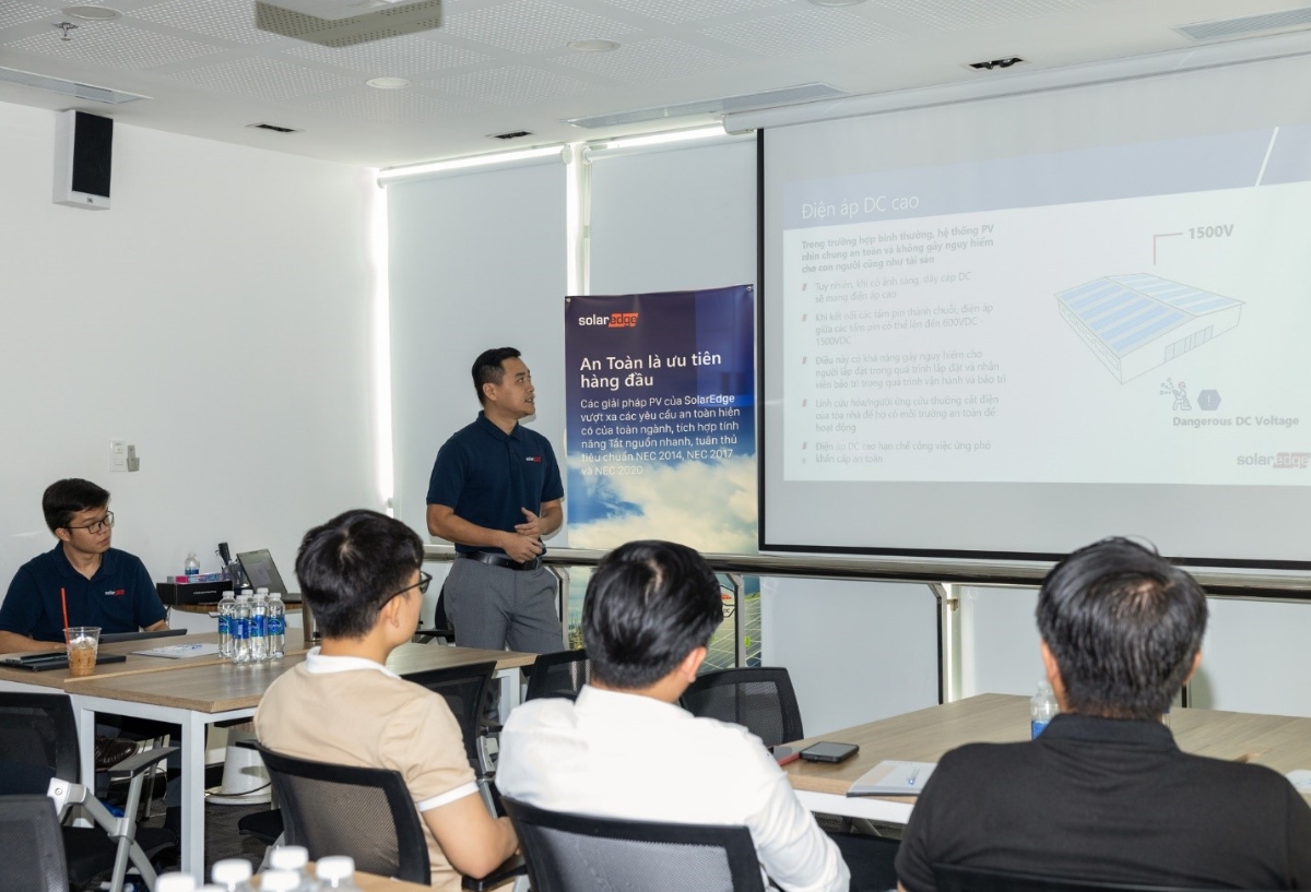 &Ocirc;ng Đ&agrave;o Trọng H&agrave; &ndash; Gi&aacute;m đốc kỹ thuật SolarEdge chia sẻ về những lưu &yacute; an to&agrave;n điện mặt trời tại sự kiện.