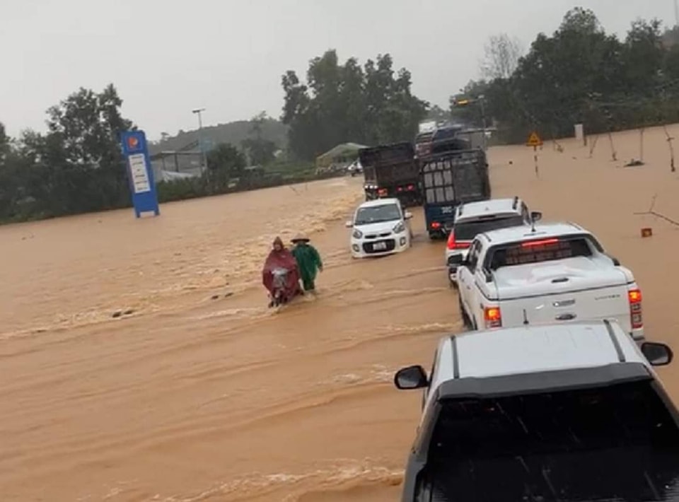 Tại huyện Hương Khê nhiều vị trí trên đường Hồ Chí Minh ngập sâu