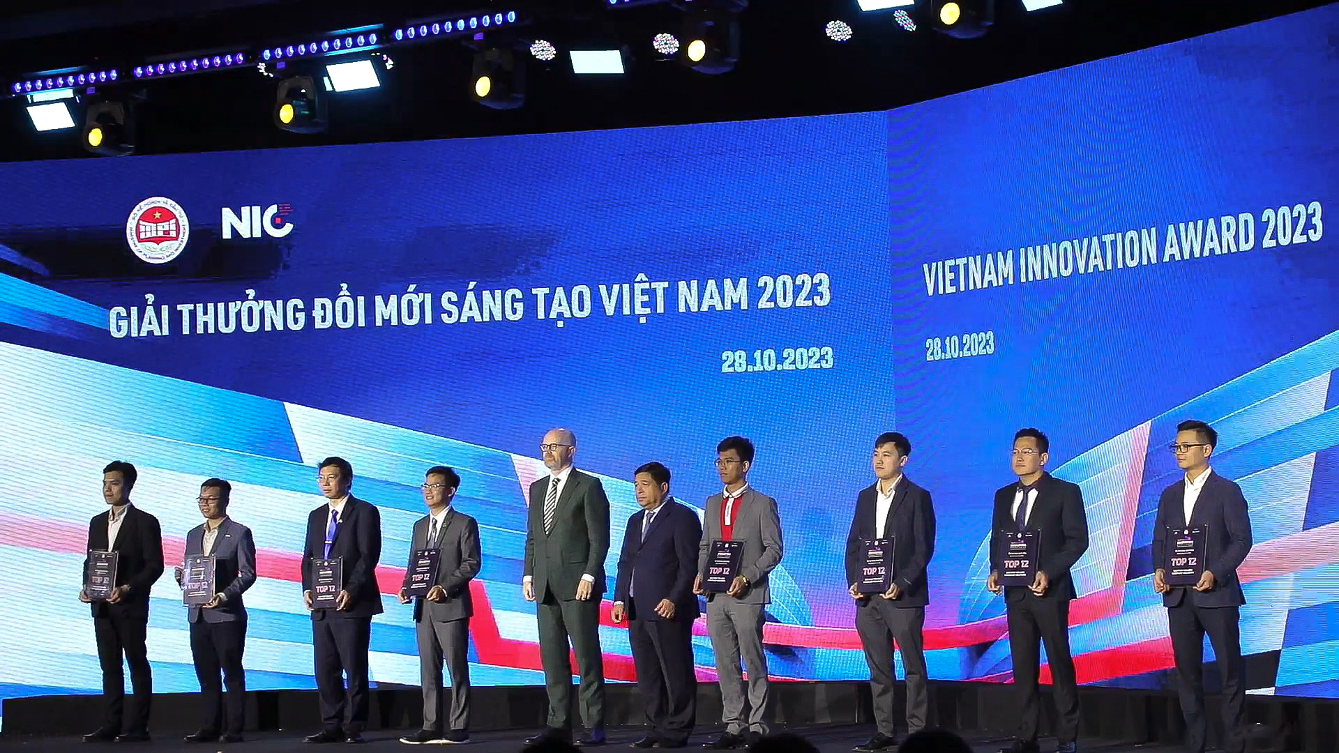 8 giải ph&aacute;p được Bộ trưởng Nguyễn Ch&iacute; Dũng v&agrave; &ocirc;ng Simon Milner - Ph&oacute; chủ tịch phụ tr&aacute;ch Ch&iacute;nh s&aacute;ch c&ocirc;ng khu vực Ch&acirc;u &Aacute; &ndash; Th&aacute;i B&igrave;nh Dương, Tập đo&agrave;n Meta, trao giải thưởng v&agrave; vinh danh.