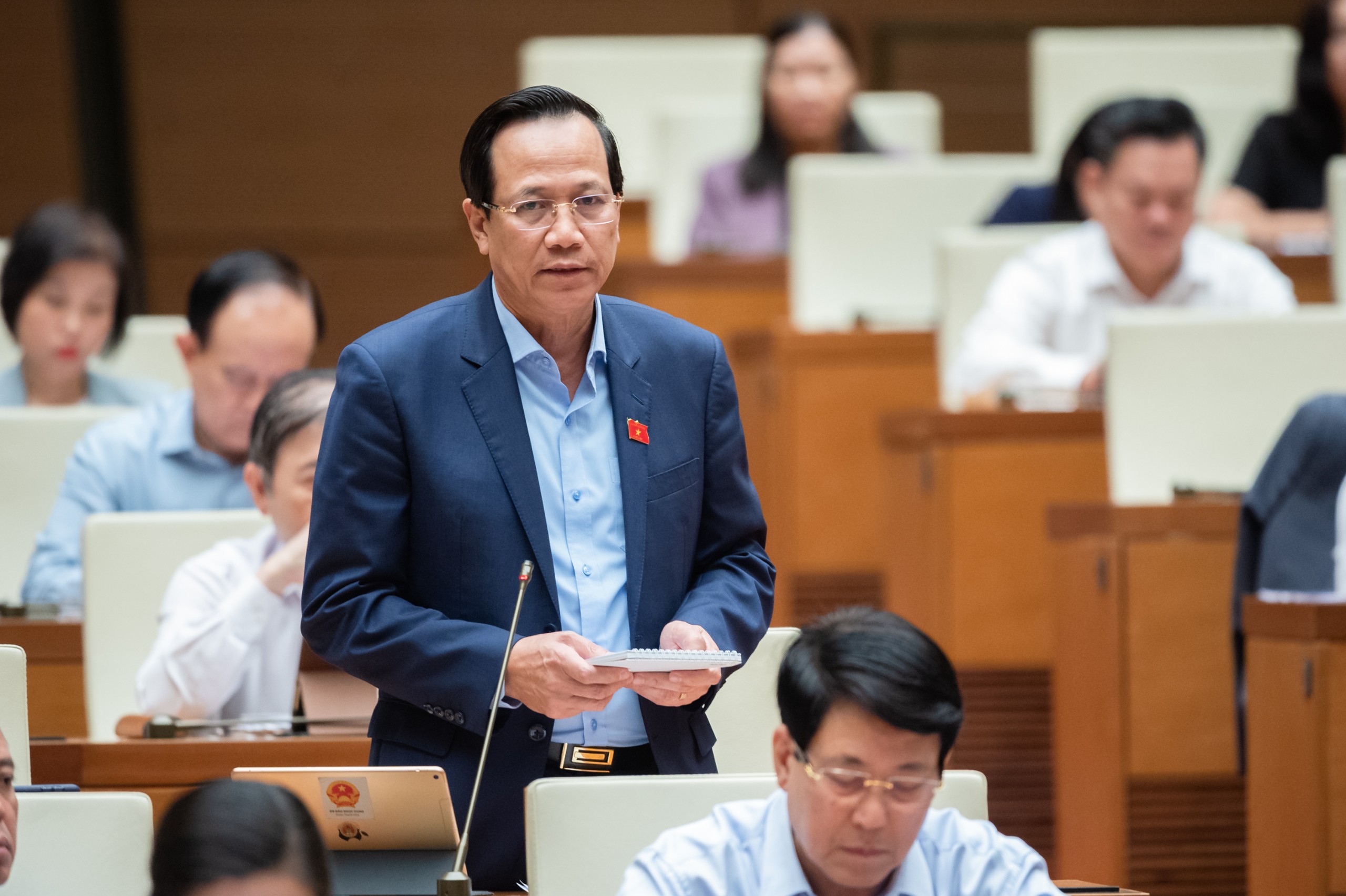 Bộ trưởng Bộ Lao động - Thương binh và Xã hội Đào Ngọc Dung giải trình thêm về các vấn đề đại biểu Quốc hội quan tâm. Ảnh - Quochoi.vn. 