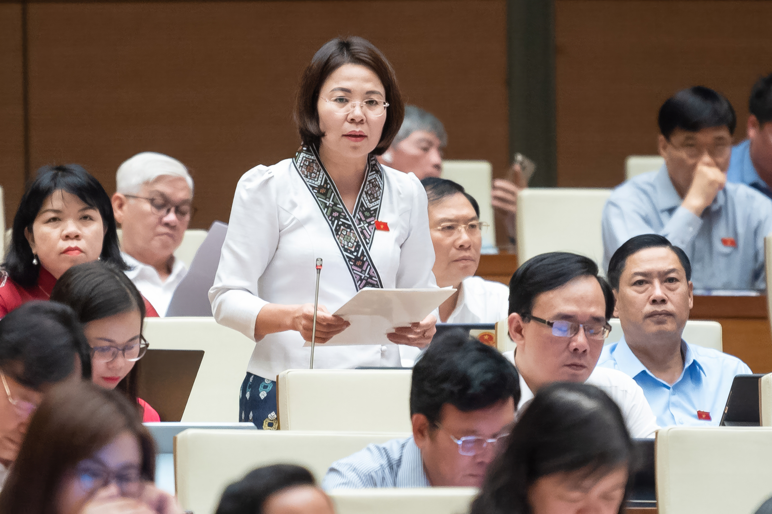 Đại biểu Hoàng Thị Đôi, đoàn Sơn La phát biểu thảo luận tại hội trường chiều ngày 30/10/2023.