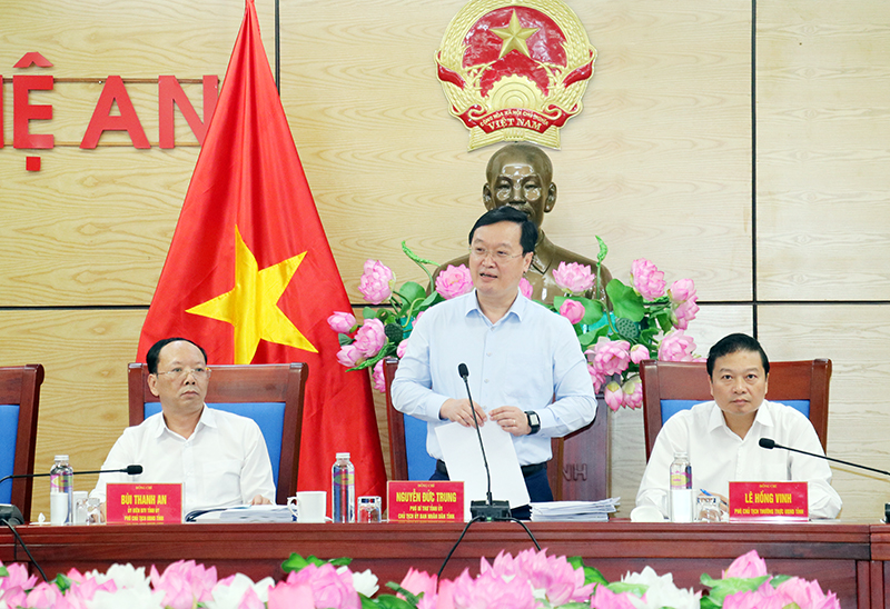 Chủ tịch UBND tỉnh Nghệ An Nguyễn Đức Trung phát biểu tại phiên họp thường kỳ tháng 10