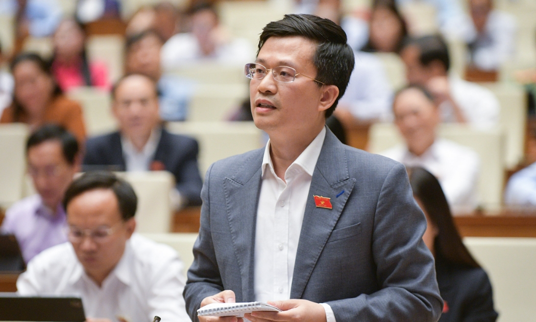 Đại biểu Đỗ Chí Nghĩa, Đoàn Đại biểu Quốc hội tỉnh Phú Yên nêu thực tế có nhiều người không muốn thoát khỏi hộ nghèo. Ảnh - Quochoi.vn. 
