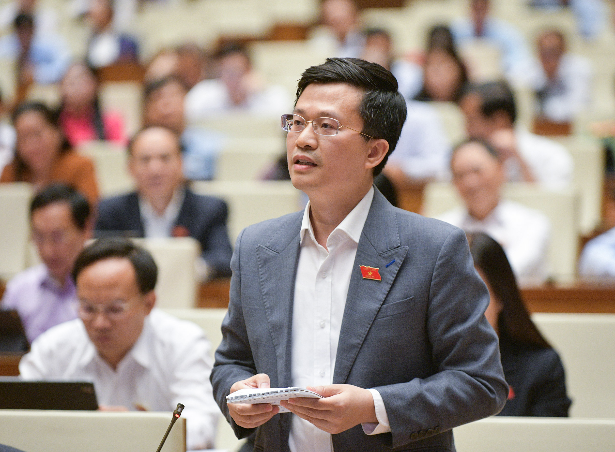 Đại biểu Đỗ Chí Nghĩa, Đoàn Đại biểu Quốc hội tỉnh Phú Yên nêu thực tế có nhiều người không muốn thoát khỏi hộ nghèo. Ảnh - Quochoi.vn. 