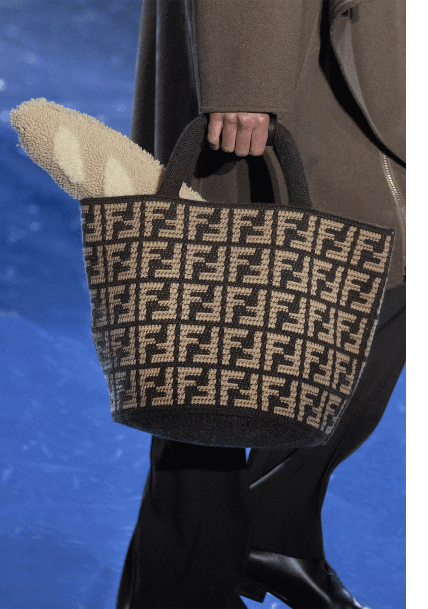 Mẫu t&uacute;i Baguette d&agrave;nh cho nam giới l&agrave;m bằng l&ocirc;ng cừu của Fendi trong m&ugrave;a Thu - Đ&ocirc;ng 2023