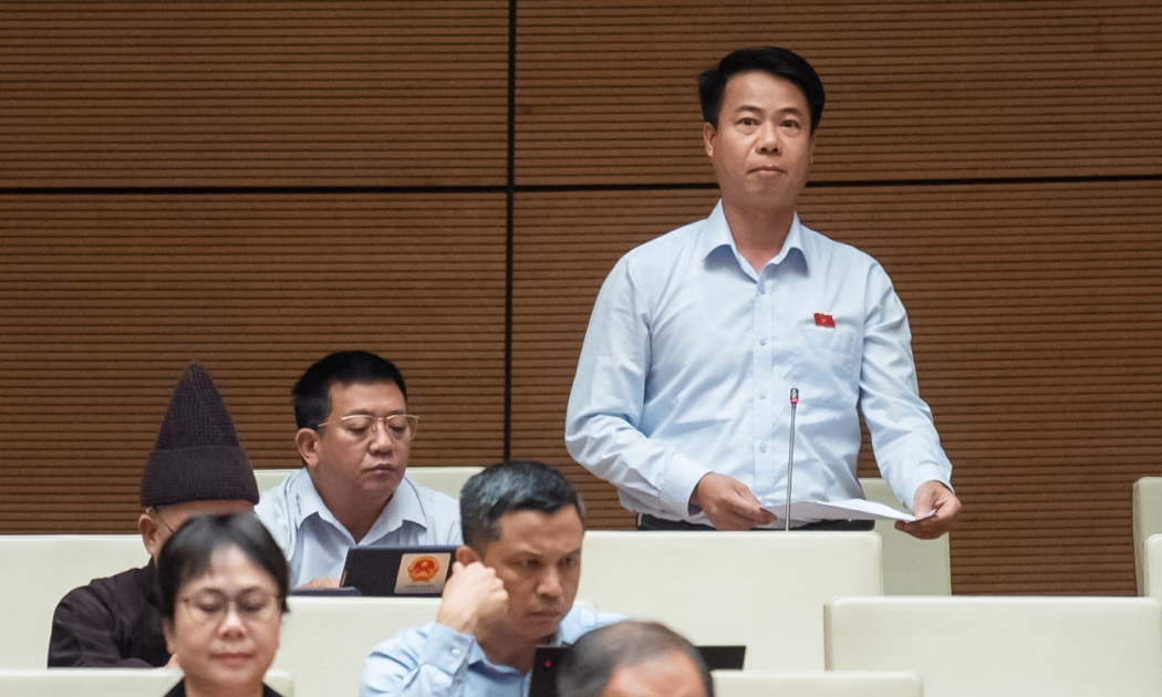Đại biểu Hoàng Quốc Khánh, Đoàn Đại biểu Quốc hội tỉnh Lai Châu cho rằng còn tình trạng nợ tiêu chí vẫn được công nhân nông thôn mới. Ảnh - Quochoi.vn.