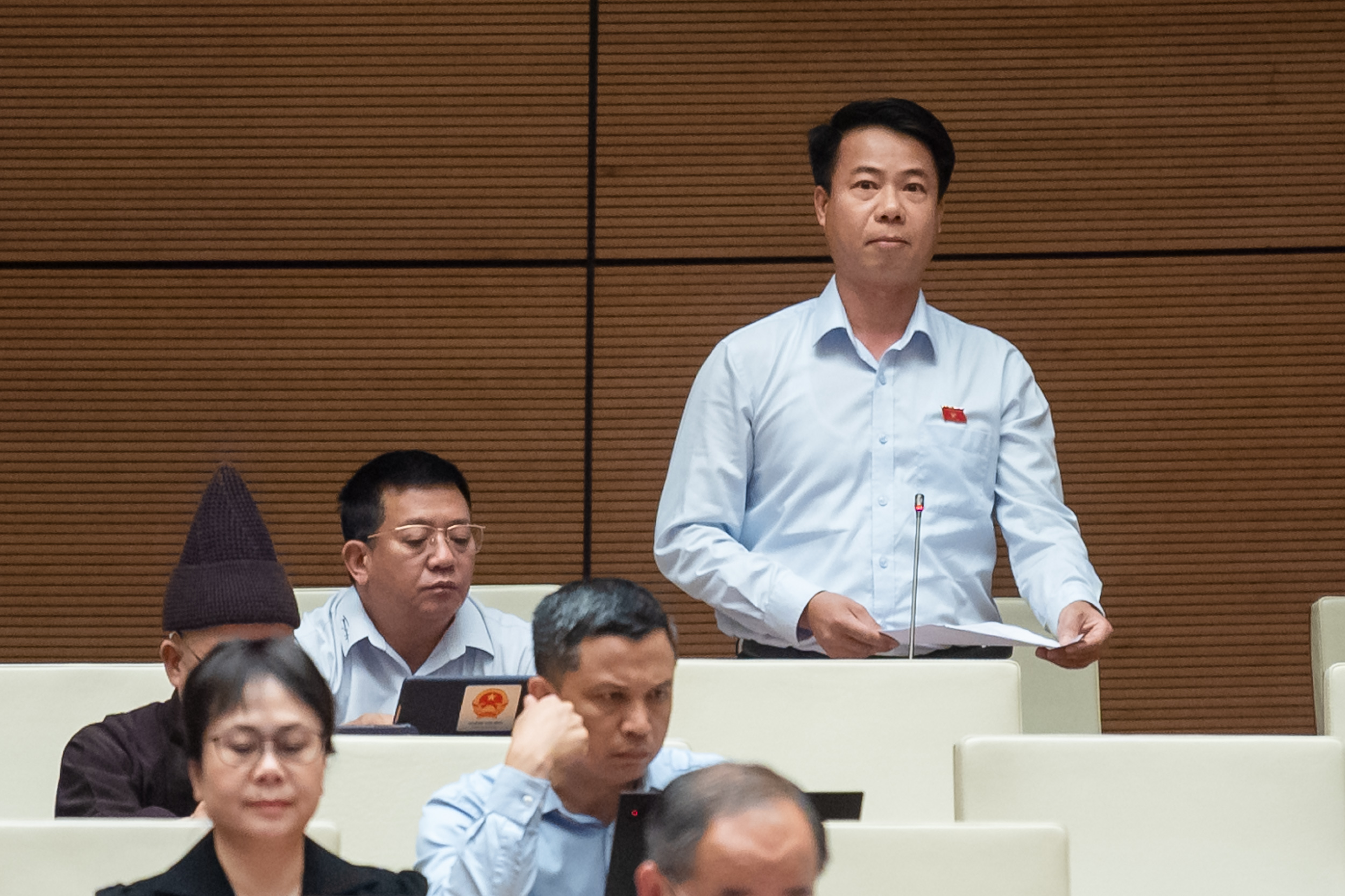 Đại biểu Hoàng Quốc Khánh, Đoàn Đại biểu Quốc hội tỉnh Lai Châu cho rằng còn tình trạng nợ tiêu chí vẫn được công nhân nông thôn mới. Ảnh - Quochoi.vn.