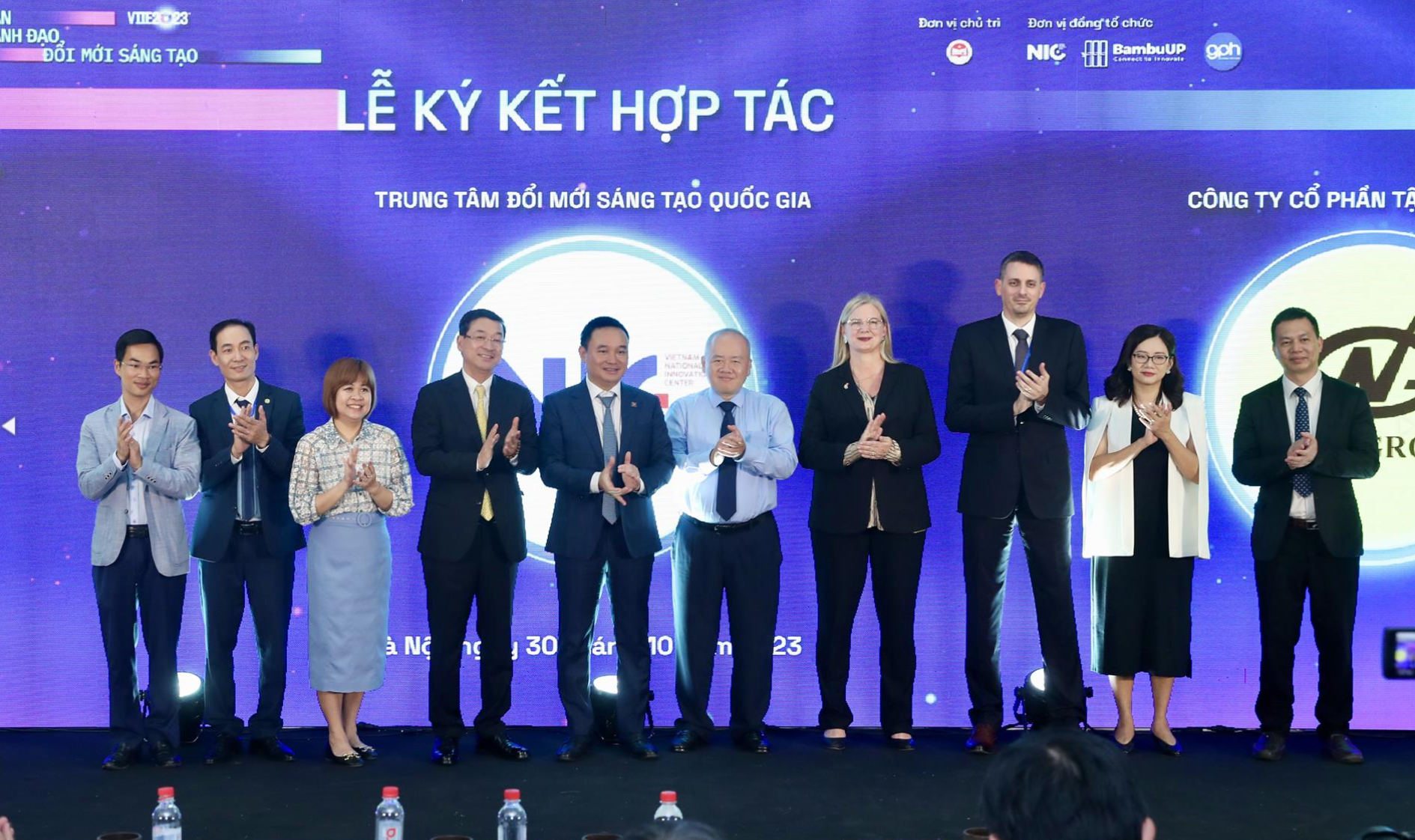 Lễ k&yacute; kết bi&ecirc;n bản ghi nhớ hợp t&aacute;c giữa c&aacute;c doanh nghiệp tại Diễn đ&agrave;n.