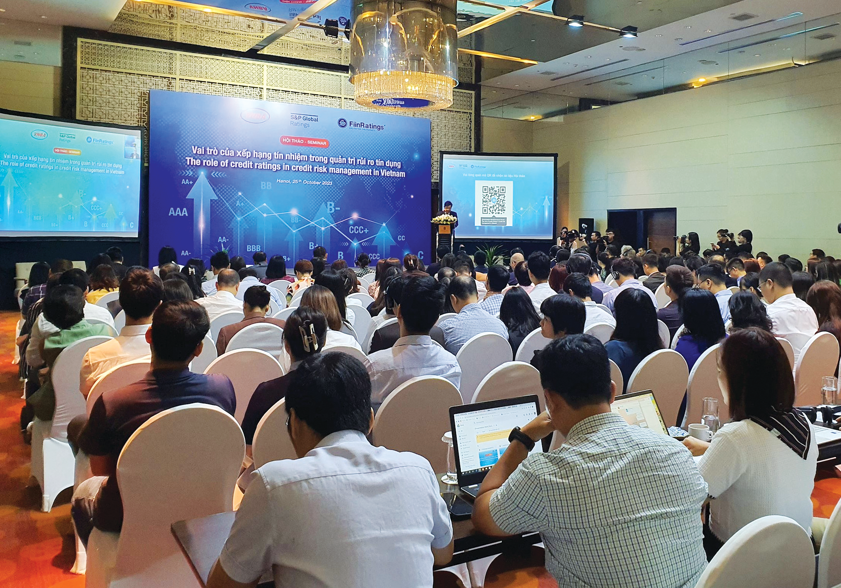 Các chuyên gia thảo luận về các giải pháp quản trị rủi ro tín dụng.