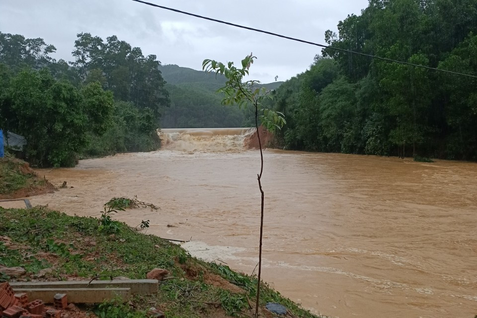 Tại x&atilde; H&ograve;a Hải, huyện Hương Kh&ecirc; mưa lớn k&eacute;o d&agrave;i đ&atilde; khiến đập Tắt cung cấp nước tưới n&ocirc;ng nghiệp tr&ecirc;n địa b&agrave;n bị vỡ, cuốn tr&ocirc;i h&agrave;ng chục hecta hoa m&agrave;u