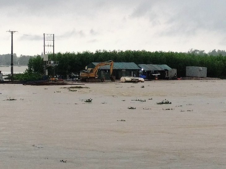 Do mưa lớn, lũ d&acirc;ng cao khiến 9 c&ocirc;ng nh&acirc;n đang thi c&ocirc;ng Dự &aacute;n cao tốc Bắc &ndash; Nam (đoạn qua th&ocirc;n Thịnh Lộc, x&atilde; Sơn Lộc) bị mắc kẹt giữa d&ograve;ng nước chảy xiết