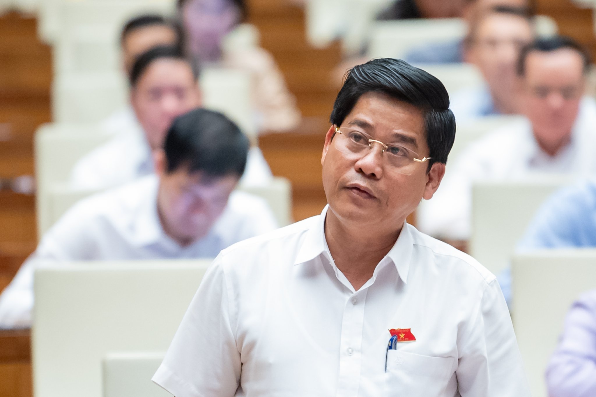 Đại biểu Dương Văn Phước, Đo&agrave;n Đại biểu Quốc hội tỉnh Quảng Nam, đề nghị trước mắt l&agrave; cần tập trung khơi th&ocirc;ng c&aacute;c nguồn vốn từ ng&acirc;n h&agrave;ng.