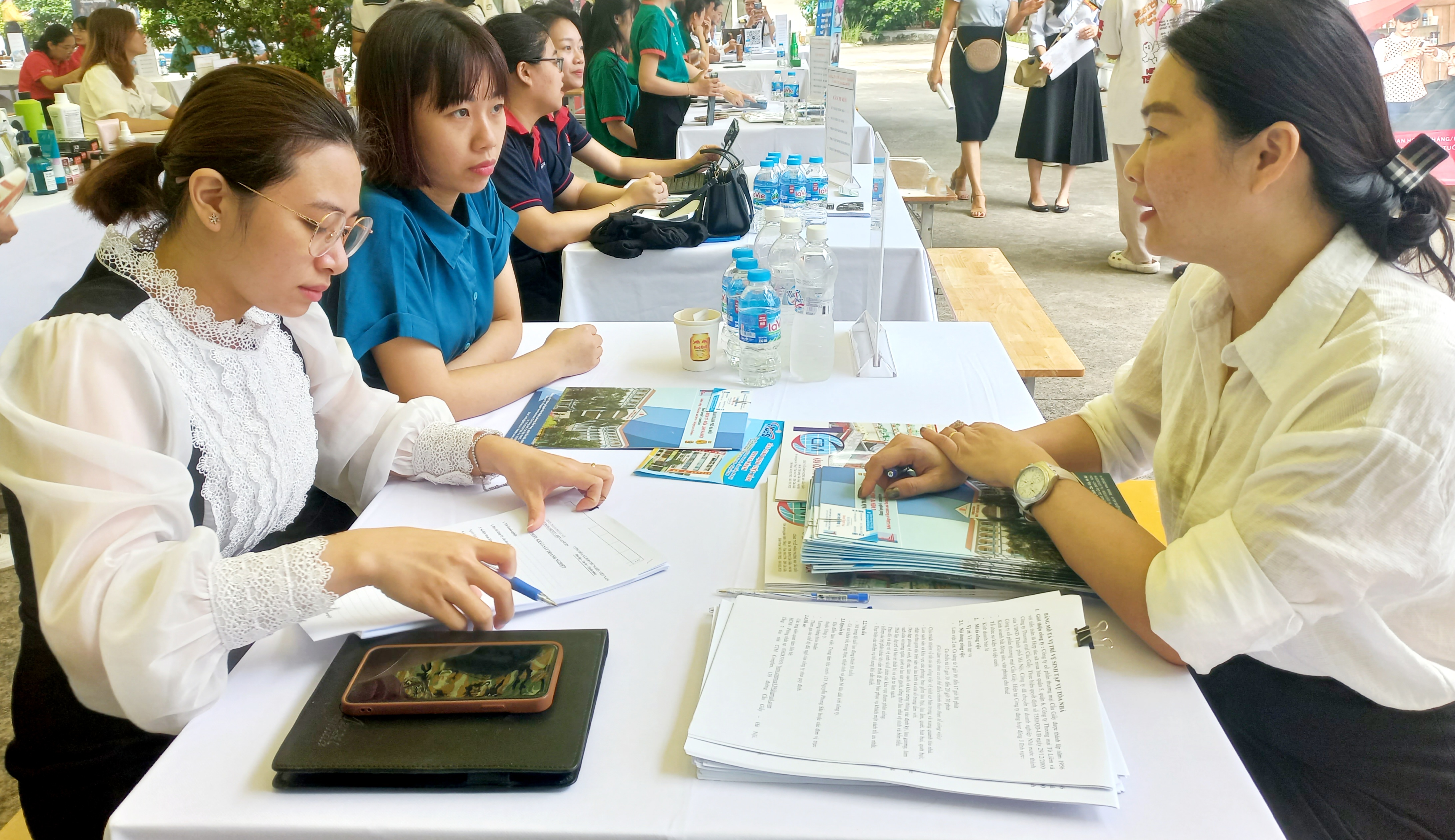 Nhiều doanh nghiệp tham gia v&agrave;o phi&ecirc;n giao dịch việc l&agrave;m để tuyển lao động. Ảnh - N.Dương.