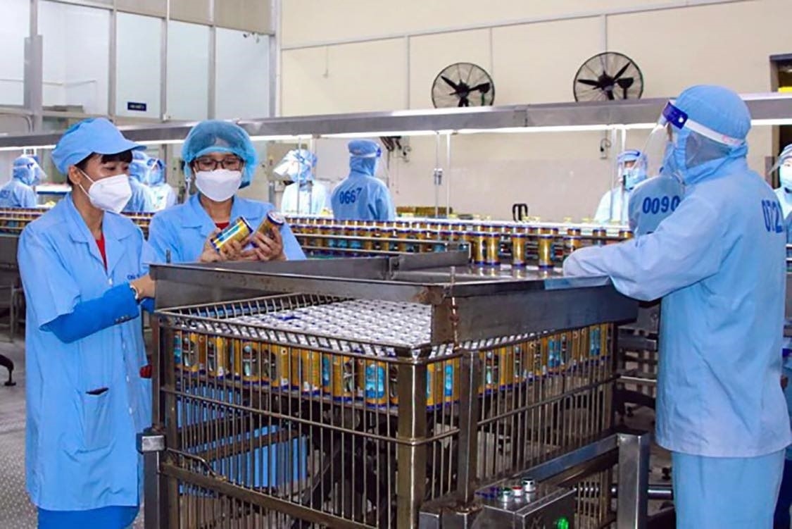 C&ugrave;ng với ph&uacute;c lợi cho người lao động, C&ocirc;ng ty Cổ phần Nước giải kh&aacute;t Yến s&agrave;o Kh&aacute;nh H&ograve;a lu&ocirc;n tạo điều kiện ph&aacute;t huy s&aacute;ng kiến lao động. Ảnh: Phương Linh.