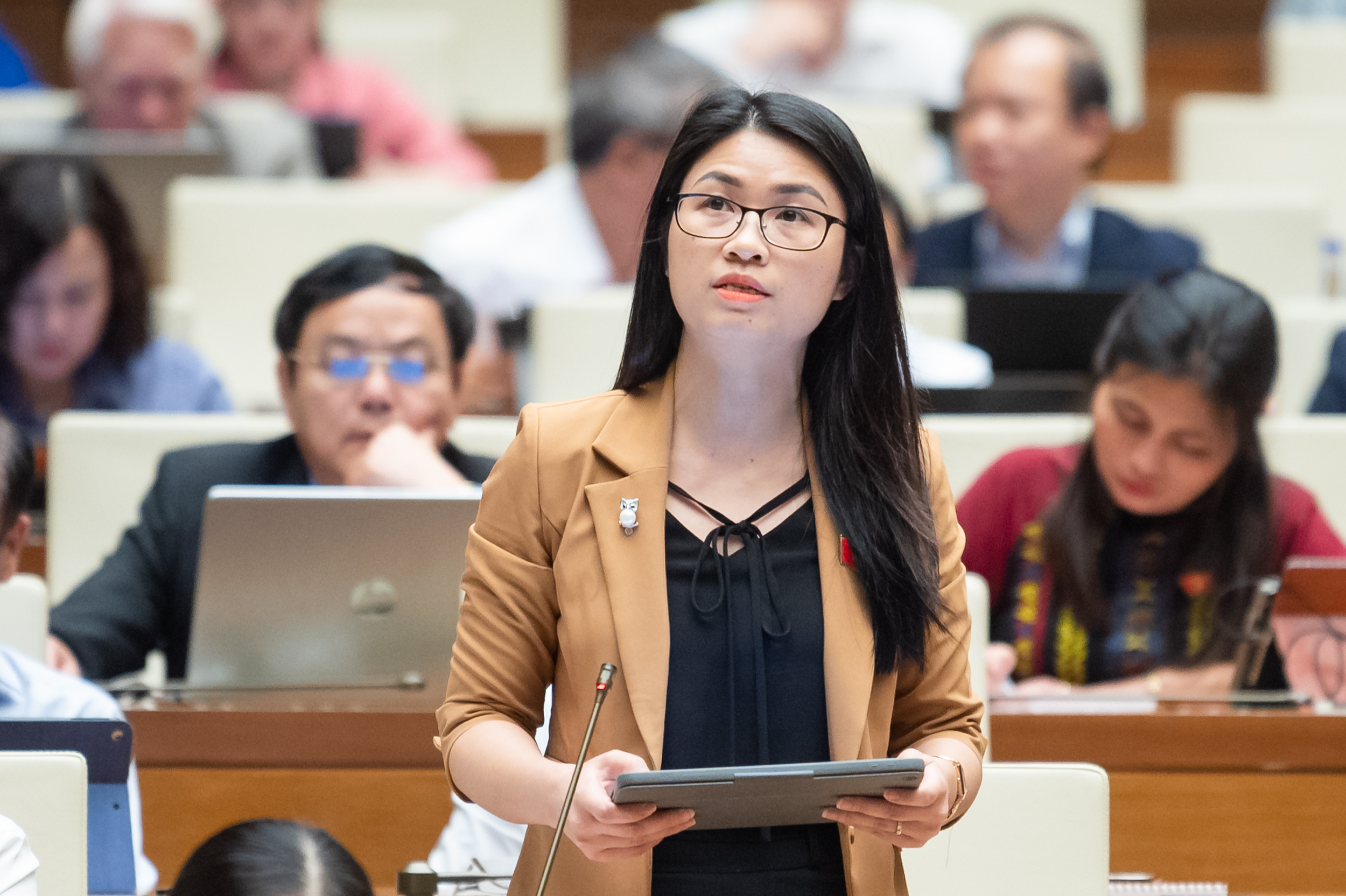 Đại biểu Đinh Thị Ngọc Dung, đoàn Hải Dương phát biểu tại hội trường chiều 30/10/2023.