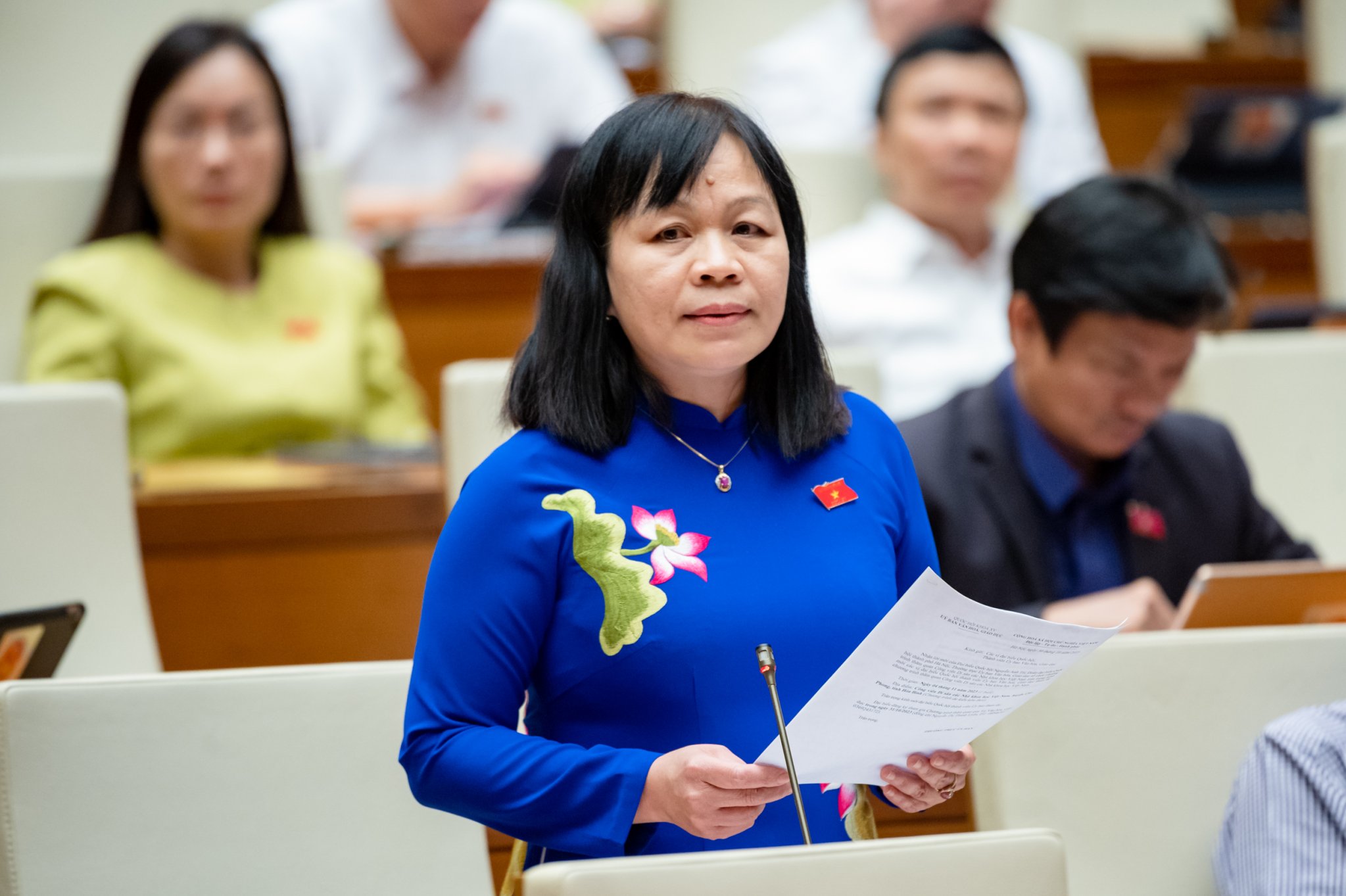 Đại biểu Nguyễn Thị Mai Hoa, đo&agrave;n Đồng Th&aacute;p, ph&aacute;t biểu tranh luận tại phi&ecirc;n họp chiều 31/10.