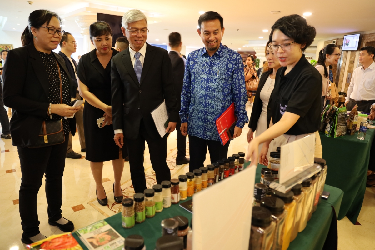 &Ocirc;ng V&otilde; Văn Hoan, Ph&oacute; chủ tịch UBND TP.HCM, (thứ 3 từ tr&aacute;i sang) :