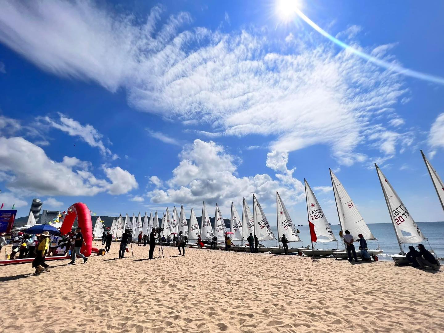 Giải đua Thuyền buồm quốc tế và Ván chèo đứng tại Quy Nhơn ngày 28 - 29/10 vừa qua.