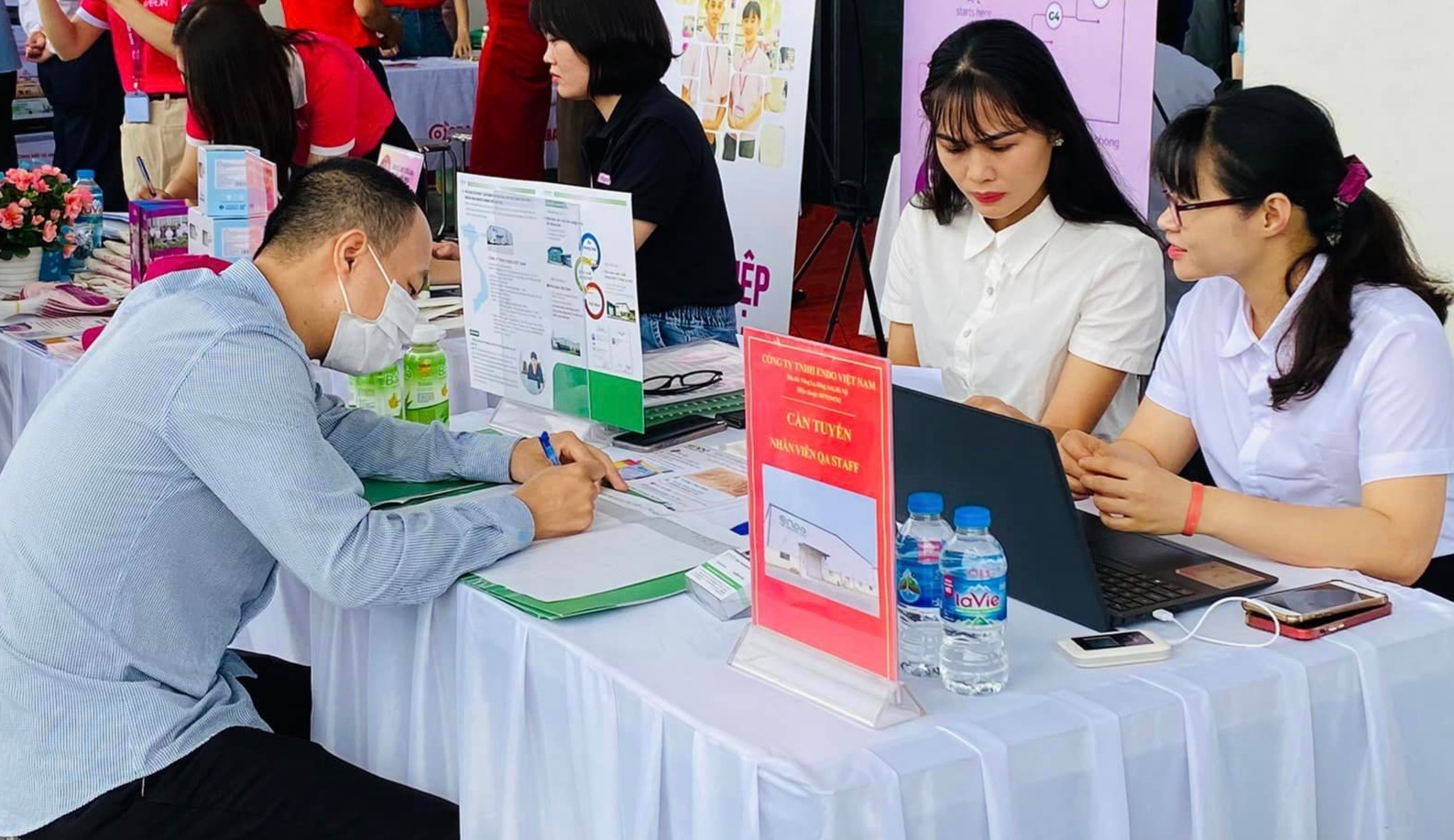 Nhiều doanh nghiệp đẩy mạnh tuyển dụng lao động dịp cuối năm.