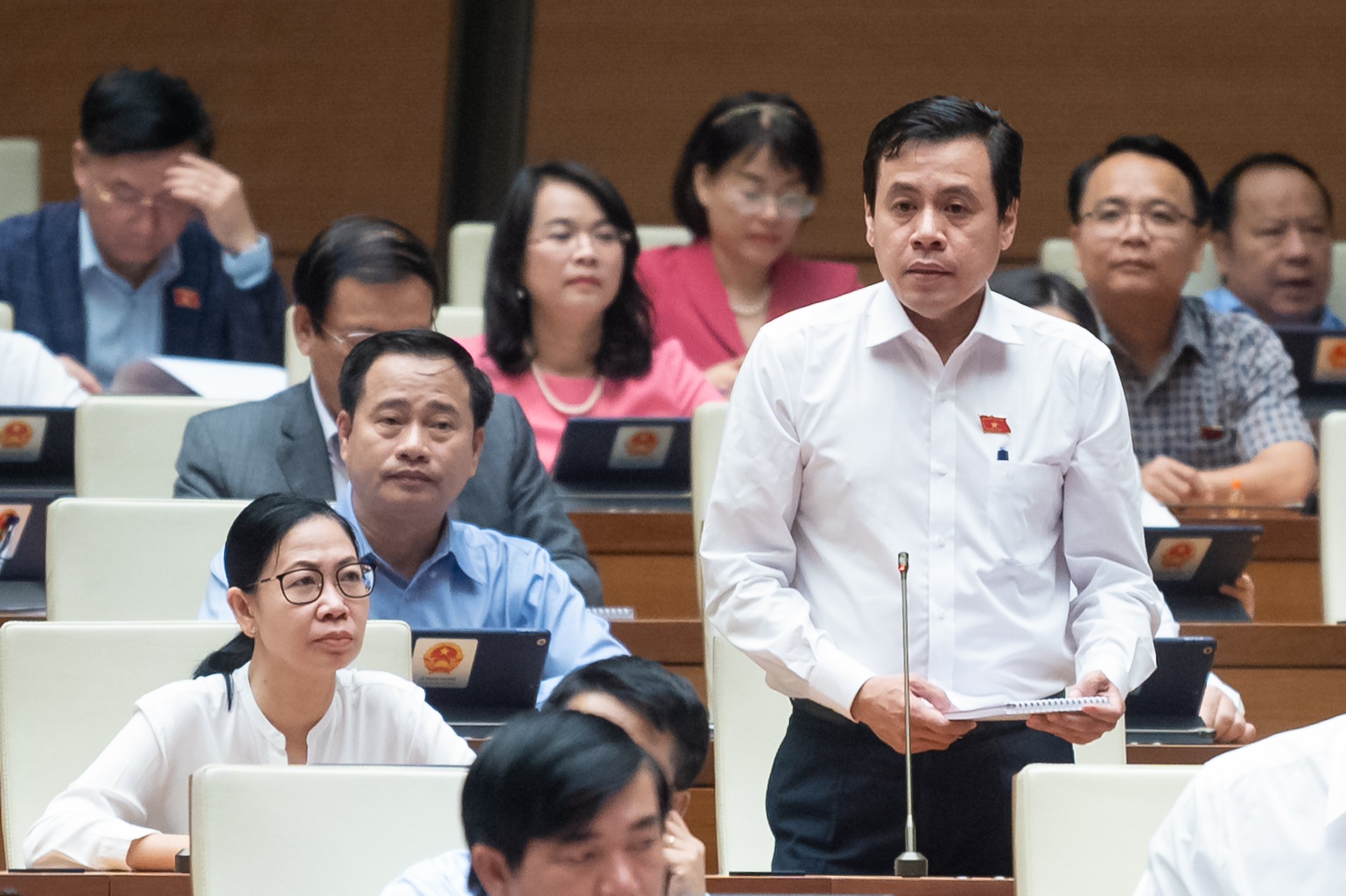 Đại biểu Trần Anh Tuấn, Đoàn Đại biểu Quốc hội TP. Hồ Chí Minh, cho rằng nên giảm thuế VAT cho tất cả các mặt hàng để kích cầu nền kinh tế - Ảnh: Quochoi.vn.