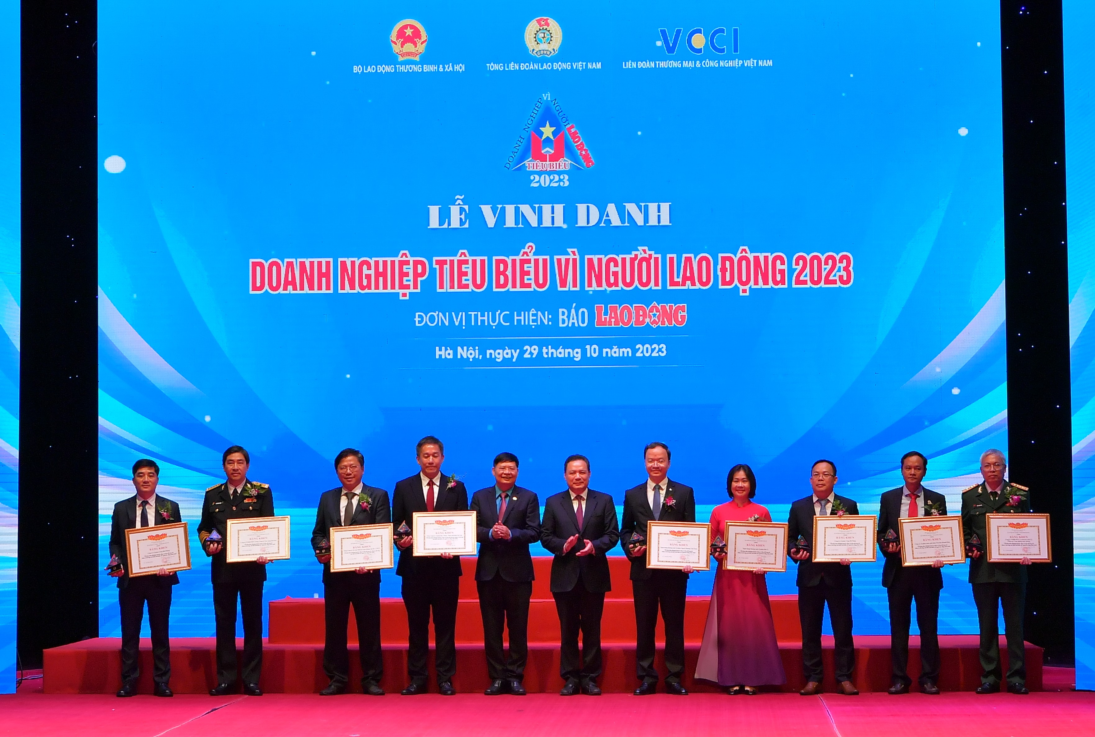 Đồng chí Lê Văn Thanh - Thứ trưởng Bộ Lao động - Thương binh & Xã hội (thứ 6 từ phải sang) và đ/c Phan Văn Anh - Phó Chủ tịch Tổng Liên đoàn Lao động Việt Nam (thứ 5 từ trái sang) chụp ảnh kỷ niệm với đ/c Lê Quang Vinh - Phó Tổng Giám đốc Vietcombank (thứ 6 từ phải sang) và 8 doanh nghiệp khác được nhận Bằng khen “Doanh nghiệp tiêu biểu vì người lao động” do Bộ LĐTB&XH trao tặng.