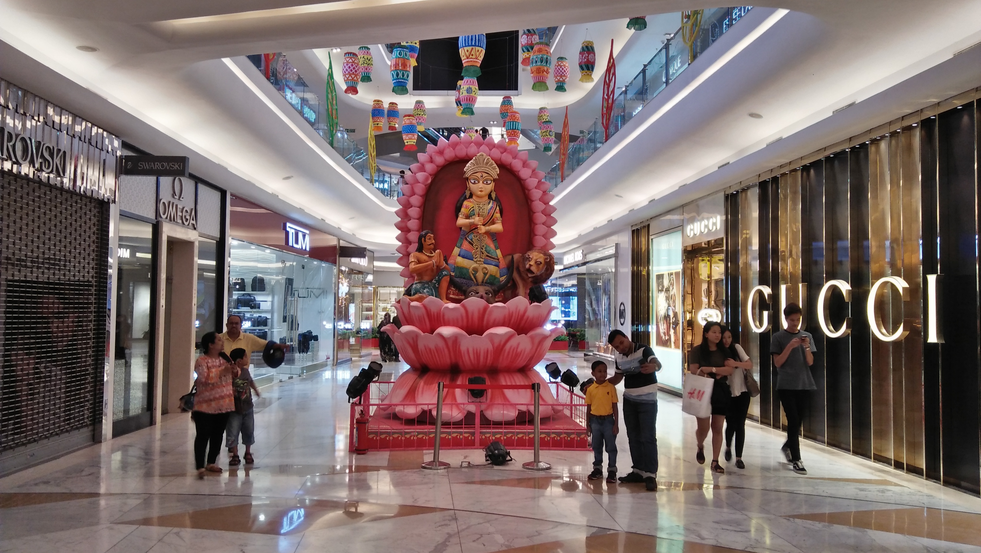 Hiện nay nhiều trung tâm mua sắm cao cấp đang mọc lên ở Ấn Độ và những thương hiệu cao cấp ngày càng xuất hiện nhiều.