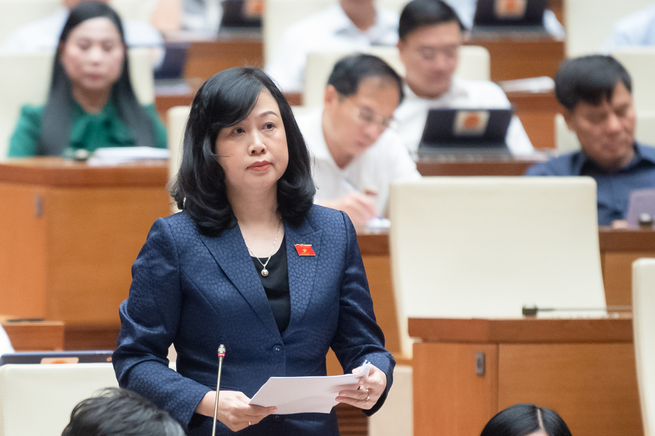 Bộ trưởng Bộ Y tế Đào Hồng Lan giải trình các vấn đề đại biểu nêu. Ảnh - Quochoi.vn.