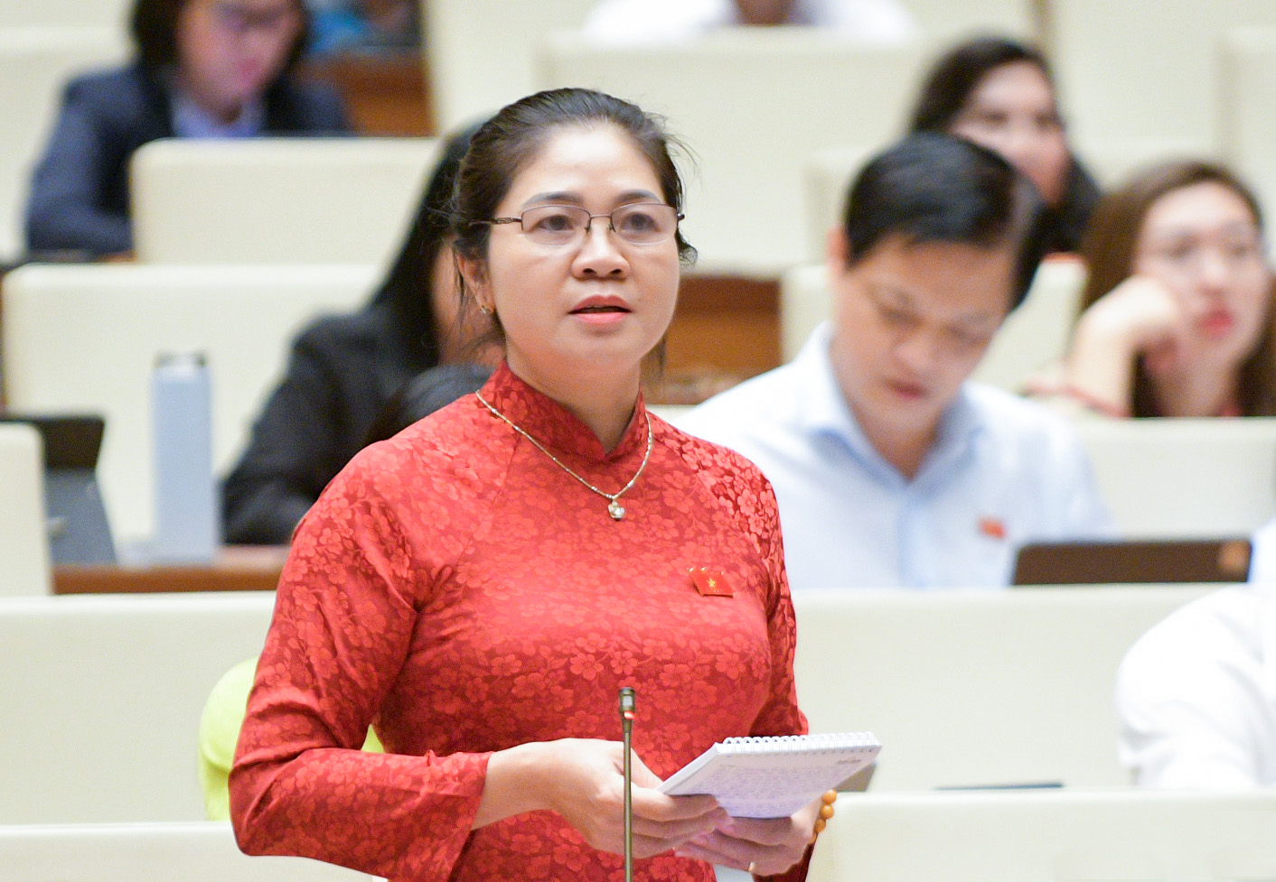 Đại biểu Leo Thị Lịch, đoàn Bắc Giang, phát biểu tranh luận tại hội trường ngày 1/11/2023 về quản lý chung cư mini